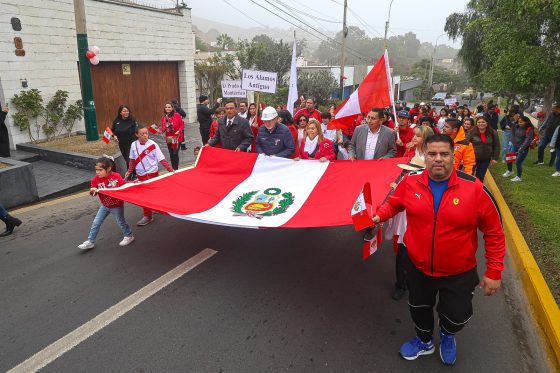 Alcalde Carlos Bruce participa en el Tradicional Paseo de Banderas en la Urbanización Los Álamos