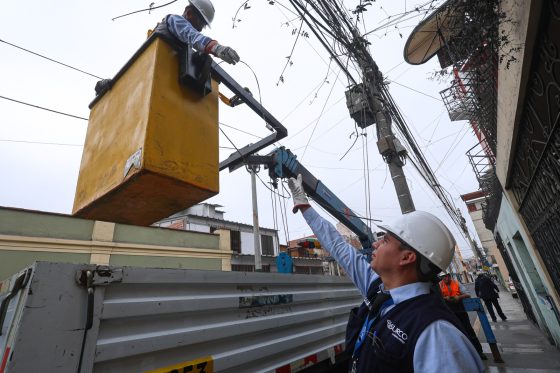 Más de 1200 metros de cables en desuso se han retirado en Surco