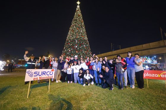 Surco enciende su quinto árbol navideño, ahora en el Óvalo Higuereta