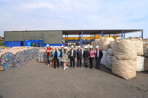 Delegación estadounidense recorre la única planta municipal de reciclaje del Perú ubicada en Surco