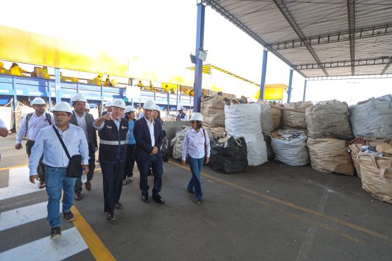 Alcalde de Surco recibe a autoridades de Lambayeque en la única Planta Municipal de Reciclaje del país