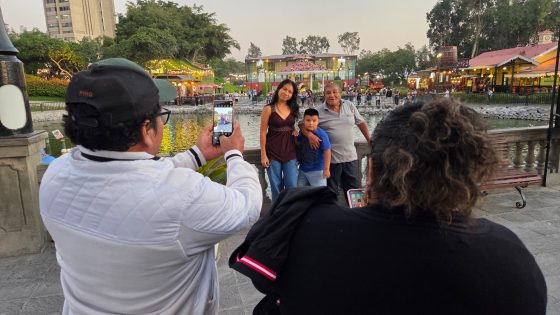 Vecinos de Surco realizan paseos por el Parque de la Amistad y disfrutan de películas al final del tour